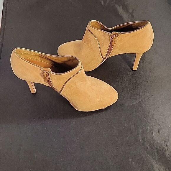 BRAND NEW ANTONIO MELANI SOFT SUEDE SIDE ANKLE BOOTIE - Picture 7 of 14